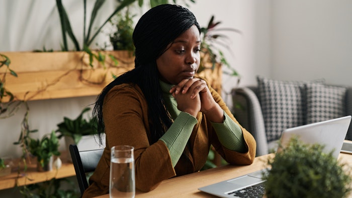 Black woman reviewing health online