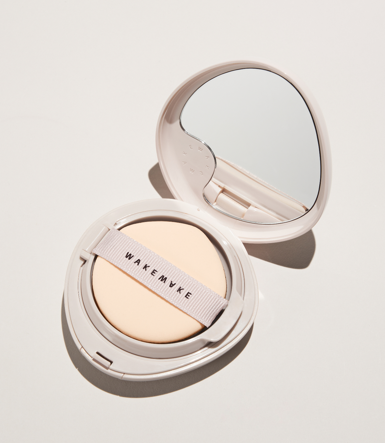 The Wakemake Water Velvet Vegan Cushion uses vegan cosmetic ingredients and eco-friendly bio-based packaging