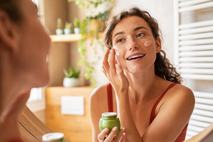 Composed of candelilla, rice bran and jojoba waxes, this sensitive skin shield creates a skin-compatible shield to protect surface lipids from environmental stress, which can negatively impact barrier function and thereby increase transepidermal water loss (TEWL).