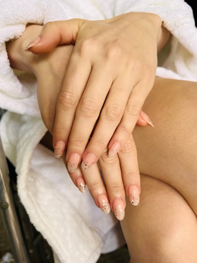 Manicurist Ashlie Johnson created de Armas' sparkly nails using products from Aprés Nail.