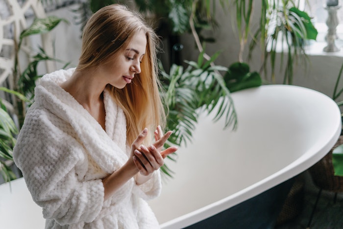 Ninety-three percent of women who bathe in a bathtub do so to relax, 83% do so to pamper themselves, 67% do so for alone-time (make that 77% if she has one or more children under 18 years old in her household) and only 31% saying they bathe in a tub to get clean.