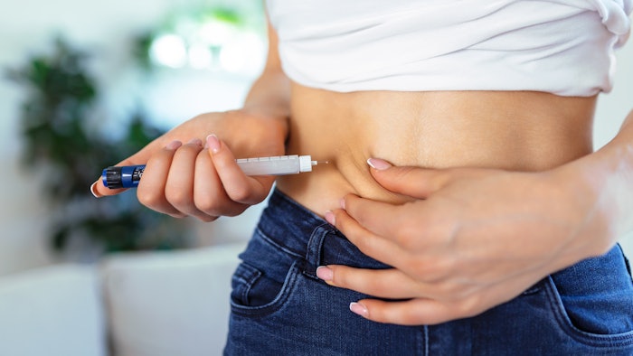 woman using injectable diabetes medication