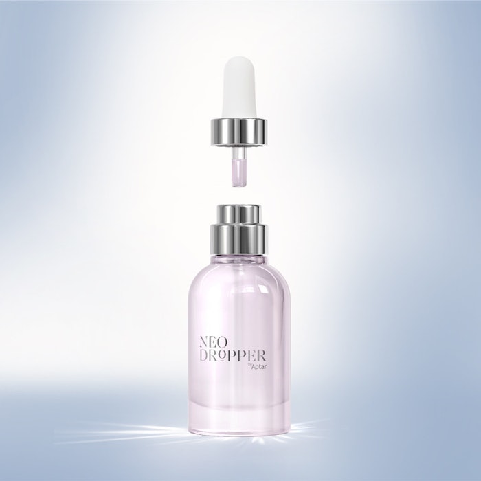 When the NeoDropper's bulb is pressed, the formula within rises in the dip tube and fills the short applicator. The dose can then be dispensed with a new press of the bulb.