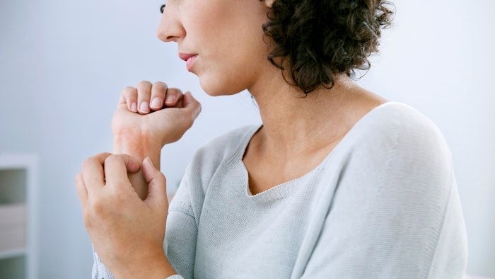 Itching woman, skin inflammation