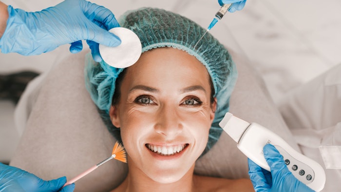 Photo closeup of smiling caucasian woman getting cosmetic procedure