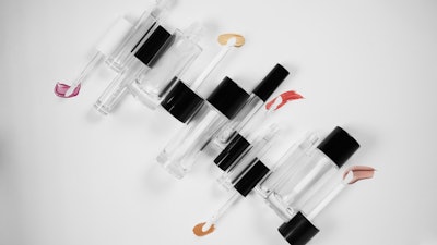 Quadpack’s Skin-Up bottle, meanwhile, features a leaf-shaped applicator (Centered) for high-and low-viscosity lip formulations.
