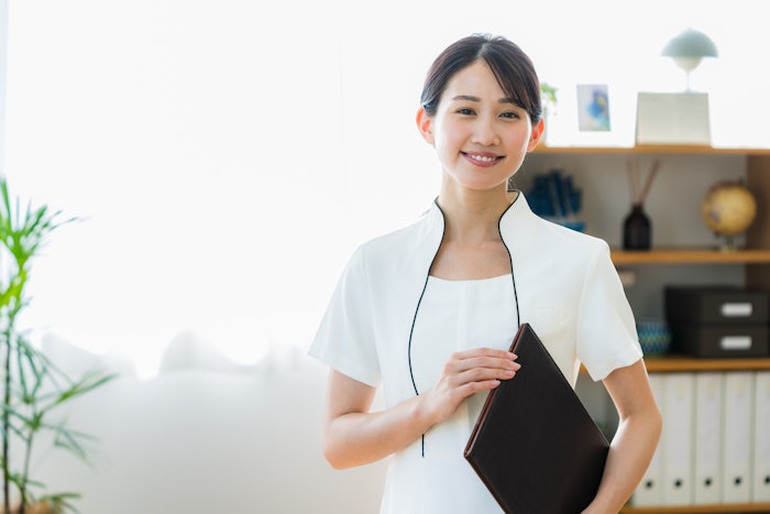 Some medspa owners with established and successful business models are looking to expand their reach through franchising opportunities. This can mean being confronted with a fork-in-the-road decision: franchise or independent.