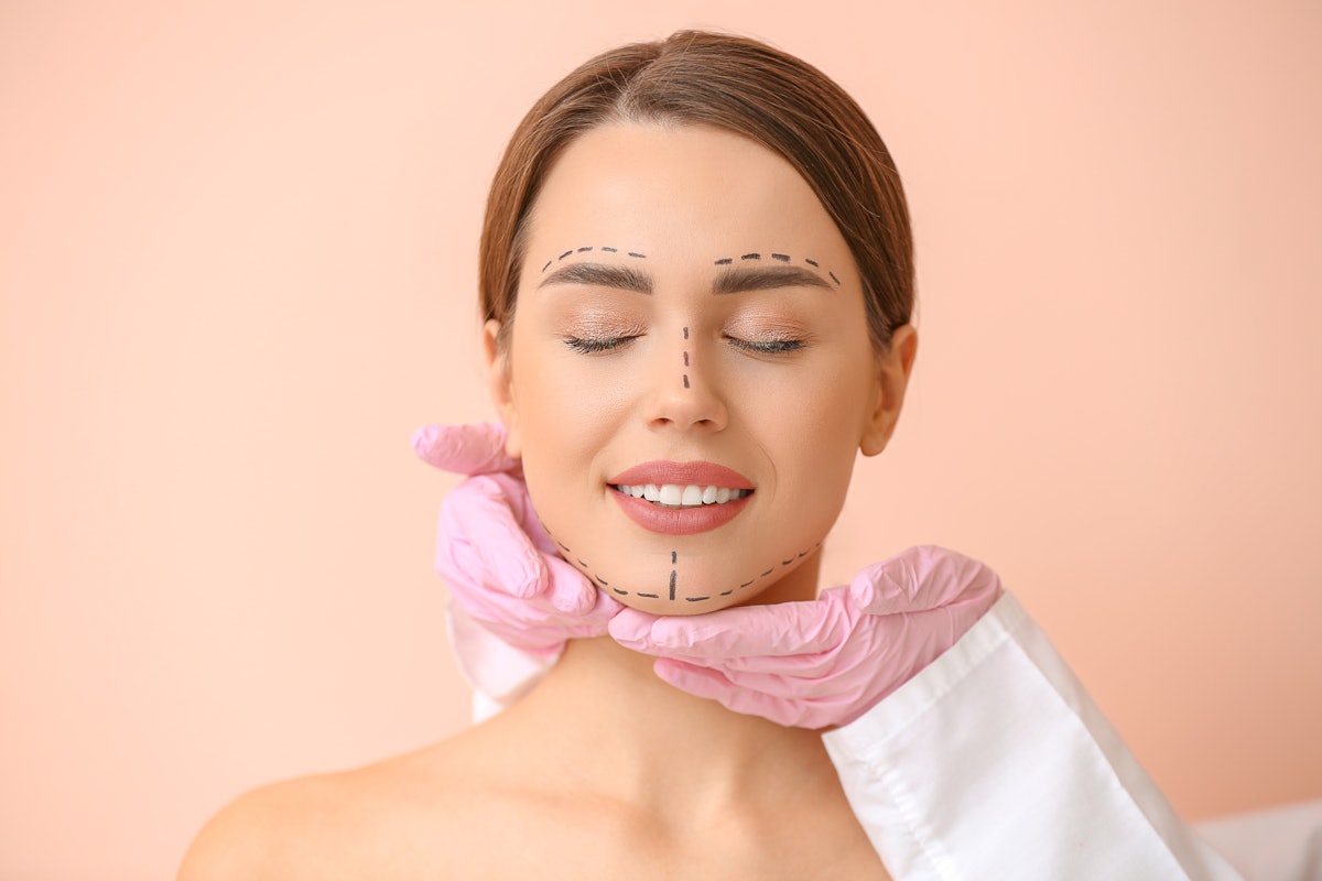 【裁断済み】Aesthetic Plastic Surgery AdobeStock_940679174.