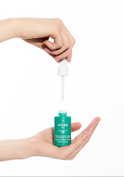 The Peptides Bouclier Intégral Barrier Boost Essence is a moisturizing emulsion designed to strengthen the skin barrier.