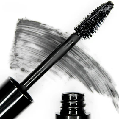 MPlus' Soft Echo Mascara utilizes an innovative wax blend to provide volume, lift, and definition with 86% natural-origin ingredients.