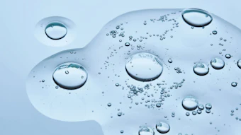 The medium molecular weight hyaluronic acid acts strengthens the skin’s natural defense system.