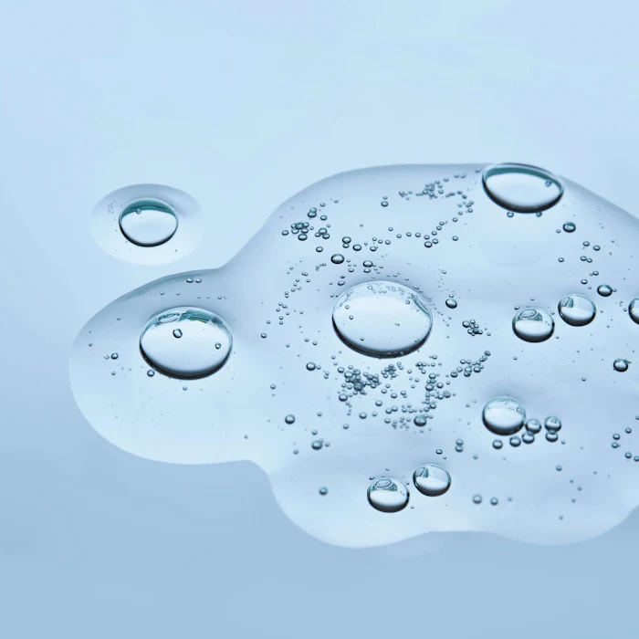 The medium molecular weight hyaluronic acid acts strengthens the skin’s natural defense system.