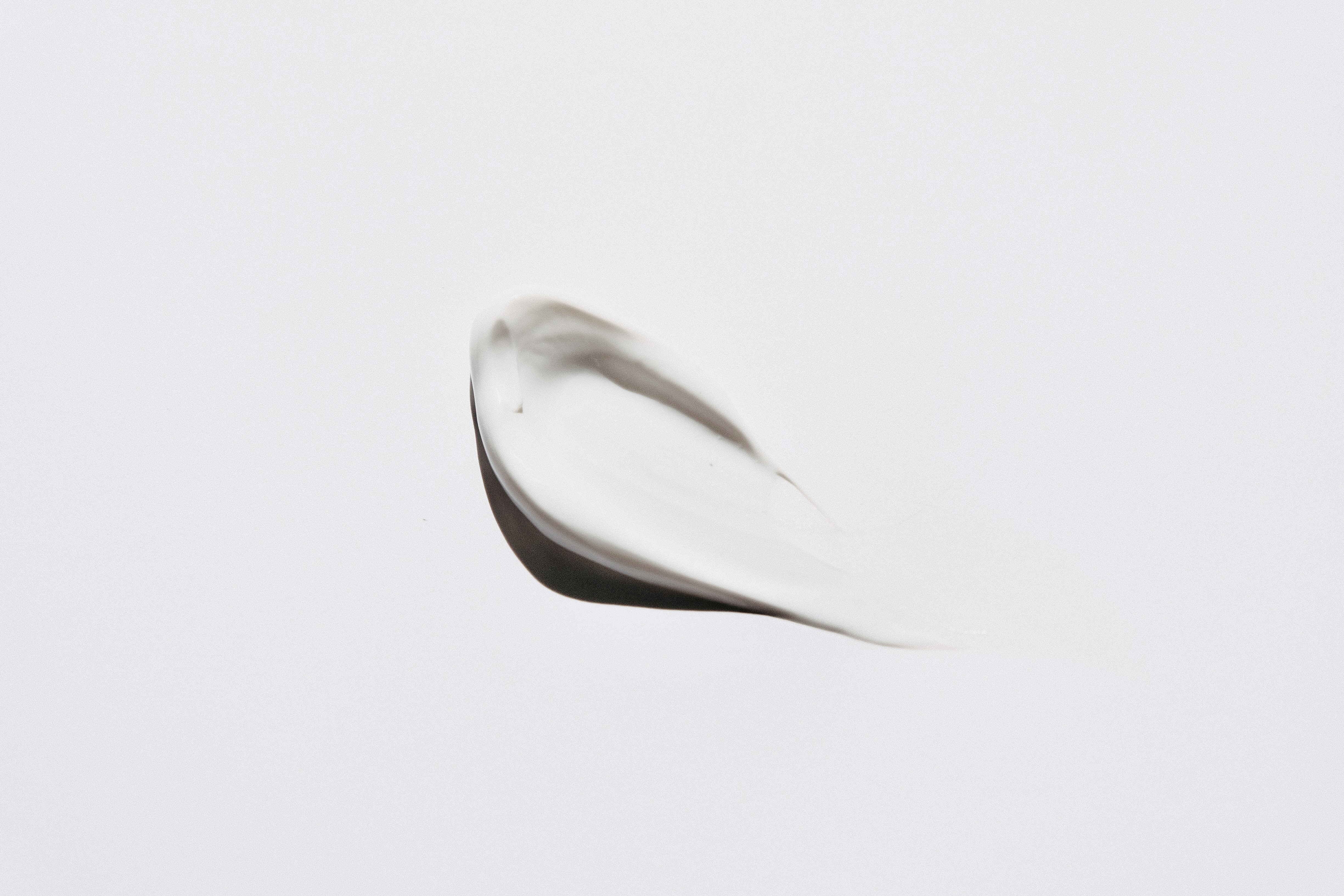 OleoVeil Care is a next-generation amphiphilic film-forming emollient designed to improve long-wear comfort. It reduces pilling, enhances glide and provides water and transfer resistance, while delivering a silicone-like sensory profile and a blurring effect suited to color cosmetics.