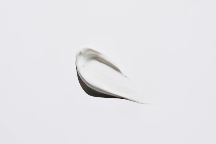 OleoVeil Care is a next-generation amphiphilic film-forming emollient designed to improve long-wear comfort. It reduces pilling, enhances glide and provides water and transfer resistance, while delivering a silicone-like sensory profile and a blurring effect suited to color cosmetics.